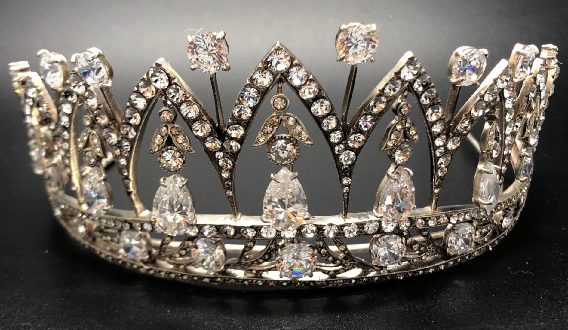 Tiara plata lágrimas cristal