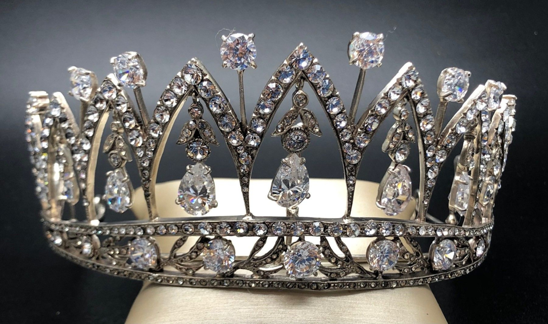 Tiara plata lágrimas cristal