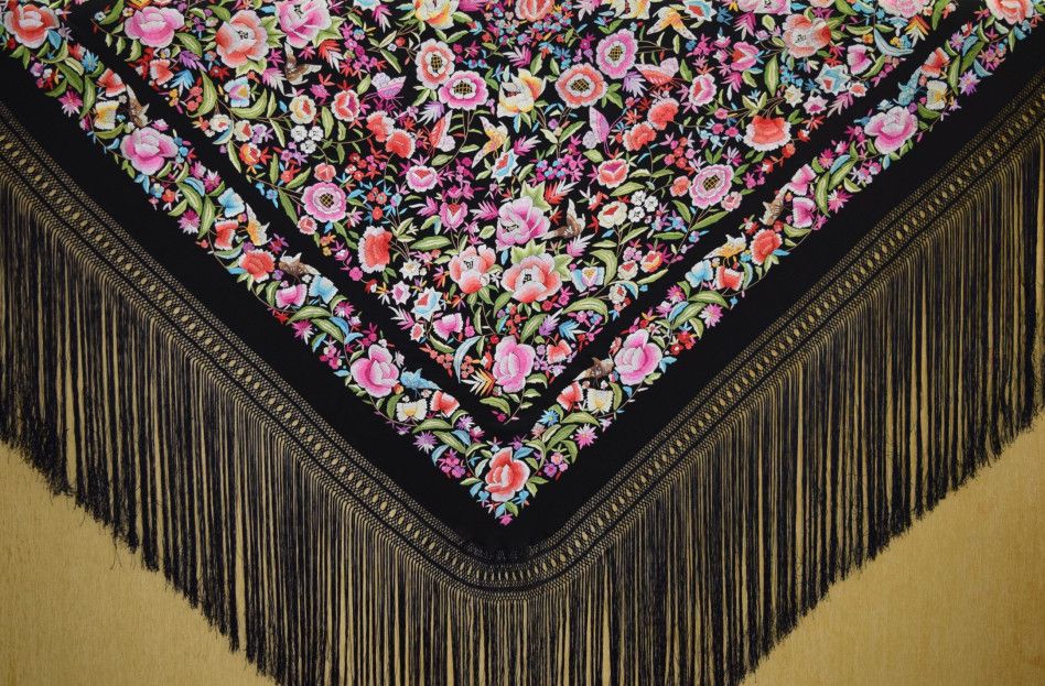 Mantón de Seda Bordado a Mano 140cm | Mantones de Lujo | Juan Foronda