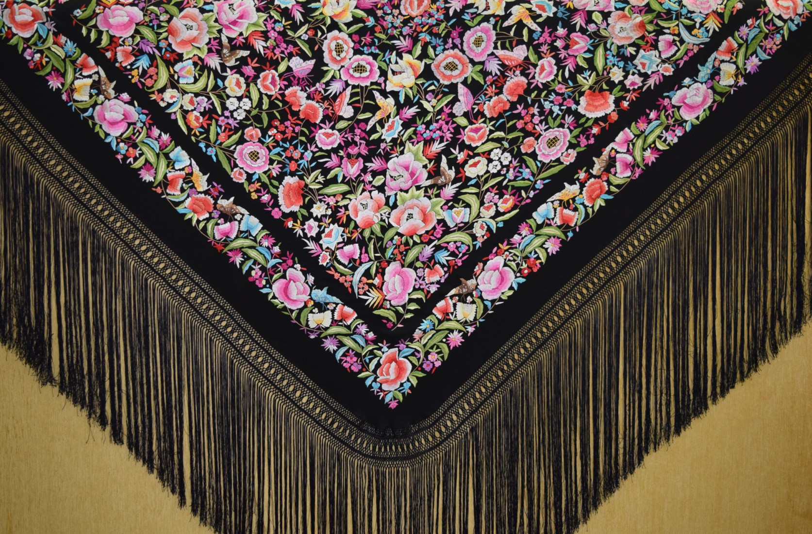 Mantón de Seda Bordado a Mano 140cm | Mantones de Lujo | Juan Foronda