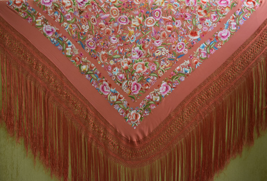Mantón de Seda Bordado a Mano 140cm | Mantones de Lujo | Juan Foronda