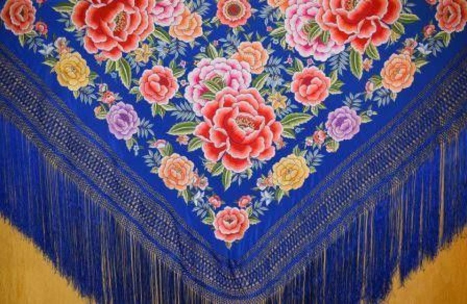 Mantón de Seda Bordado a Mano 140cm | Mantones de Lujo | Juan Foronda