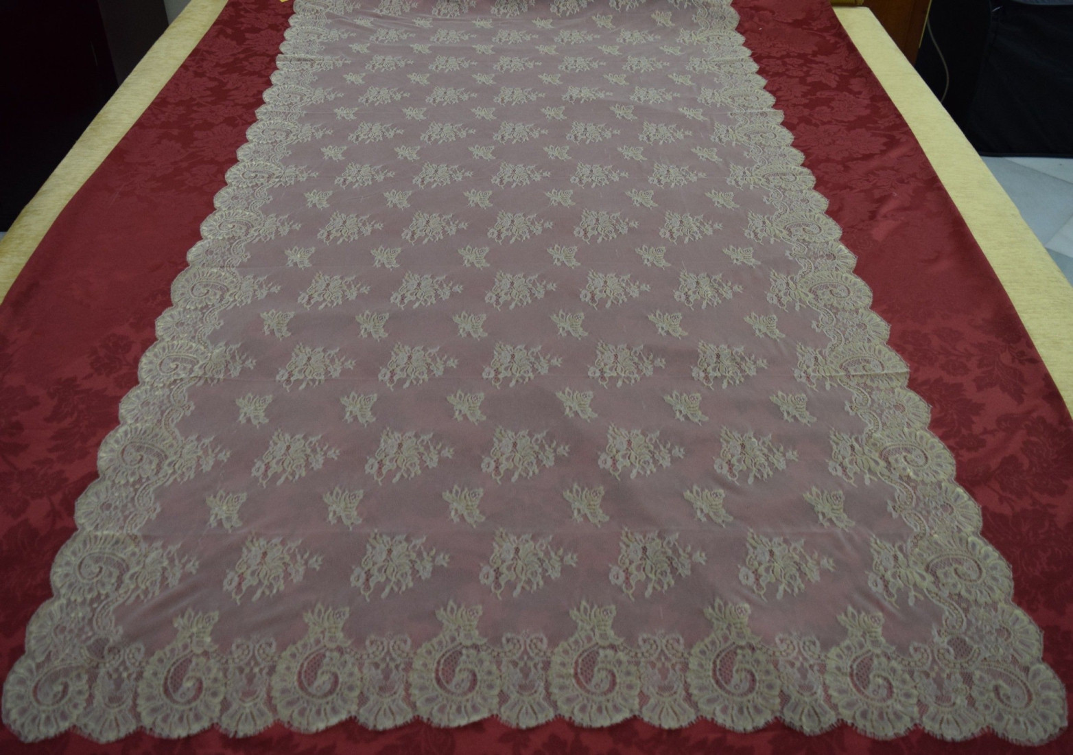Mantilla bordada a máquina oro 100*220