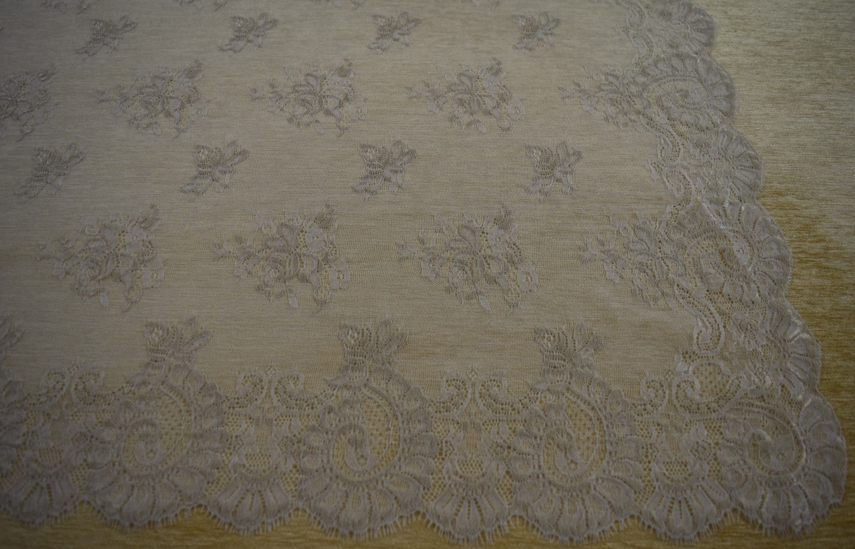 Mantilla bordada a máquina oro 100*220