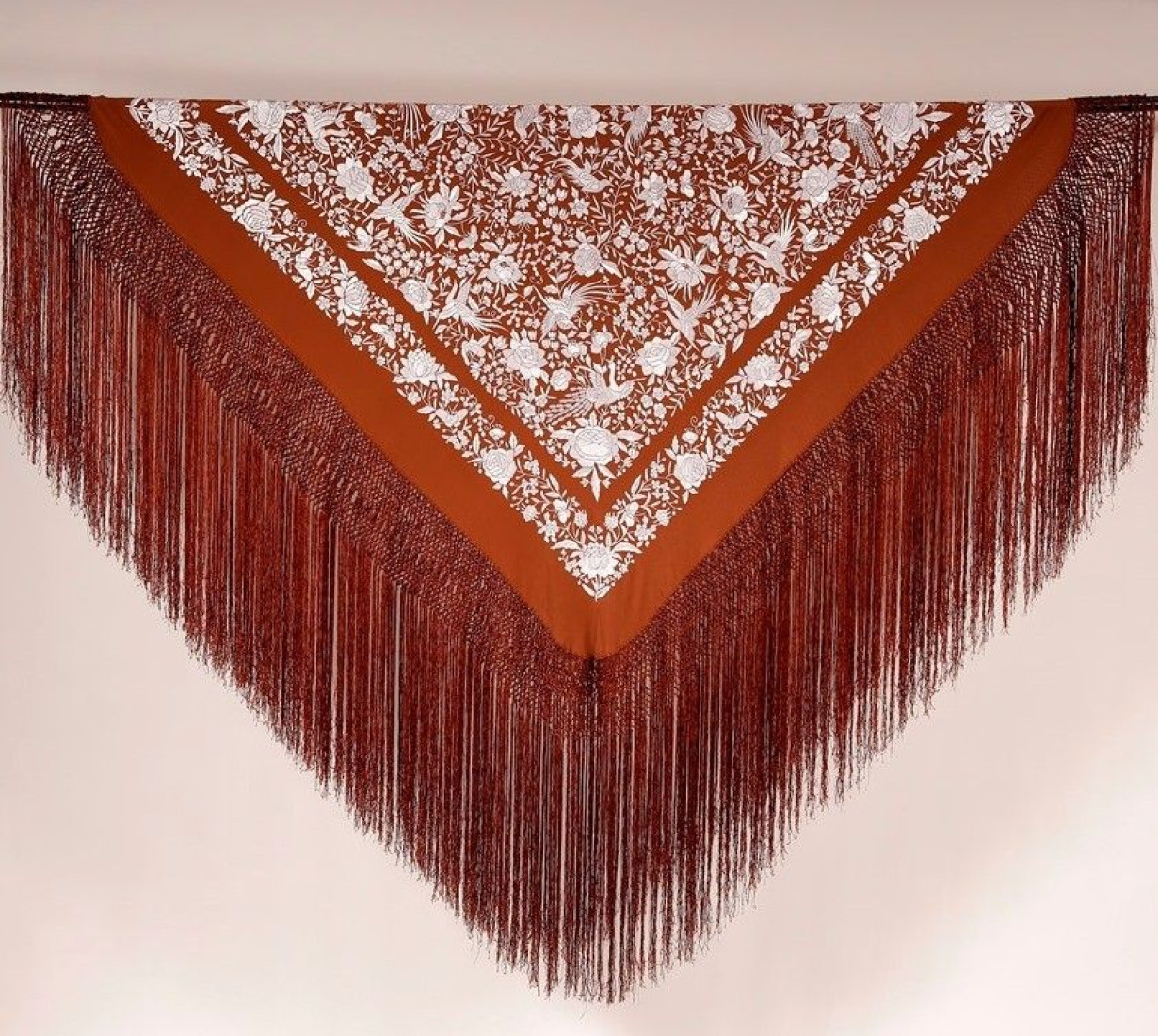 Mantón de Seda Bordado a Mano 145cm | Mantones Exquisitos | Juan Foronda