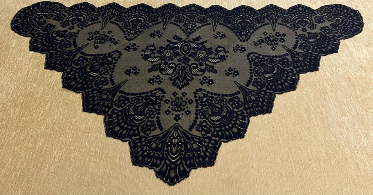 Mantilla triangular bordada a máquina