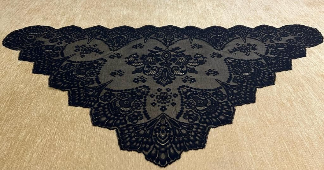 Mantilla triangular bordada a máquina