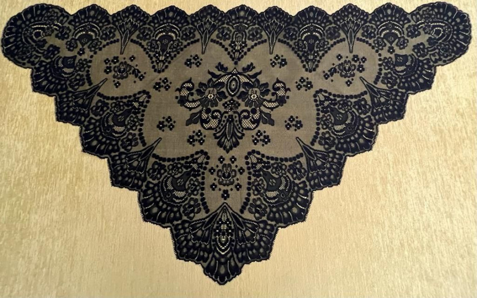 Mantilla triangular bordada a máquina