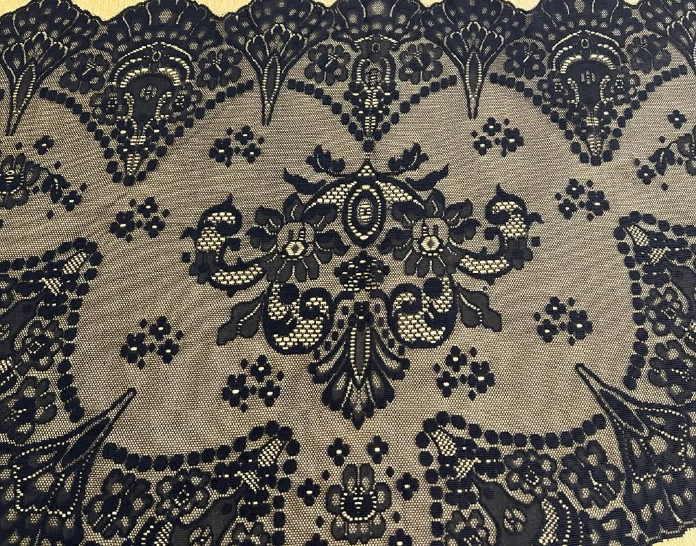 Mantilla triangular bordada a máquina
