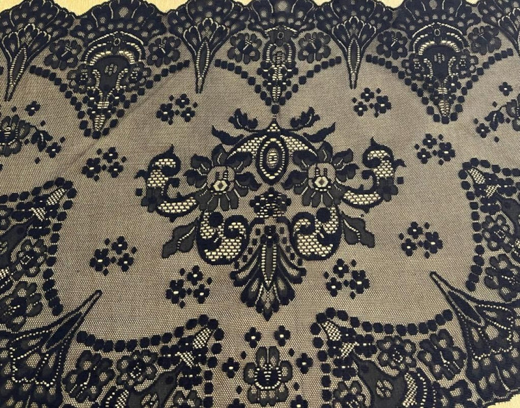 Mantilla triangular bordada a máquina
