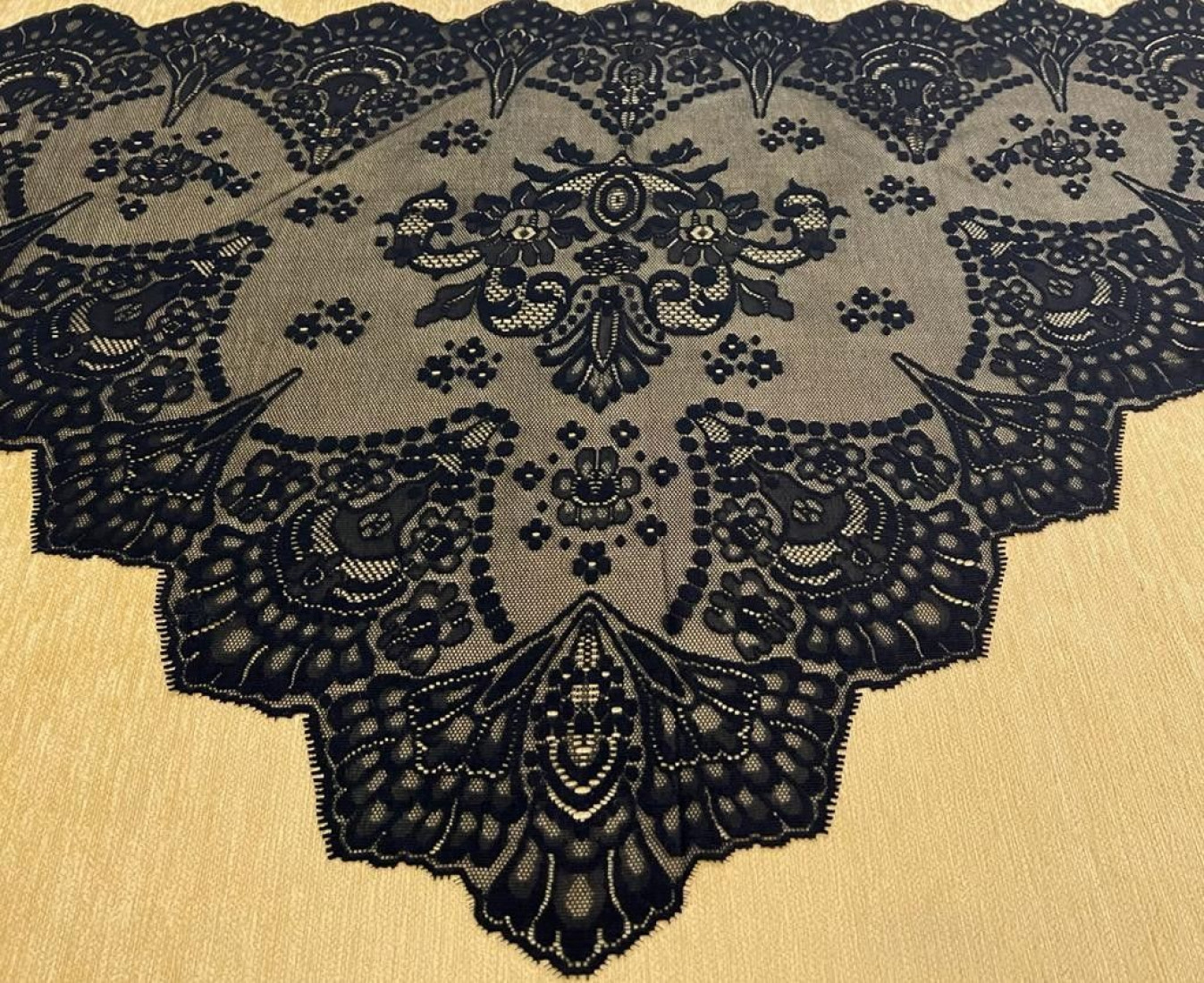 Mantilla triangular bordada a máquina