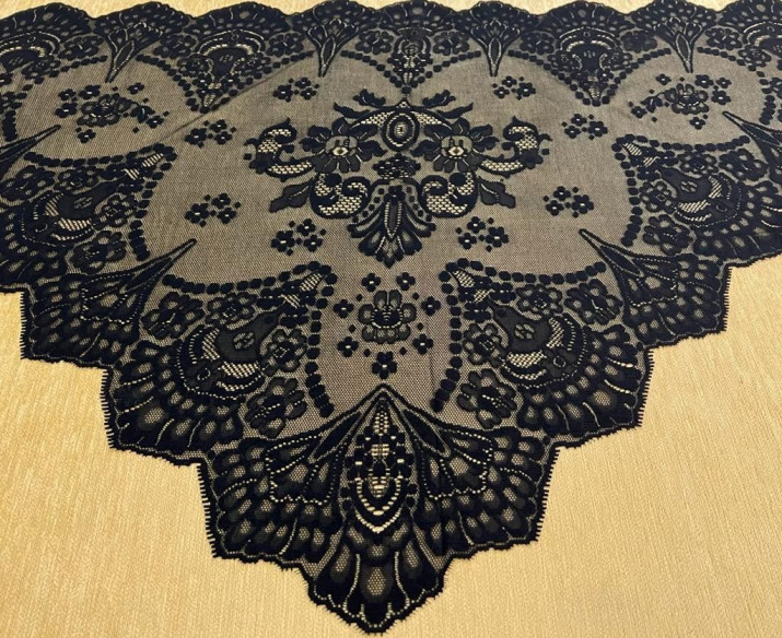 Mantilla triangular bordada a máquina