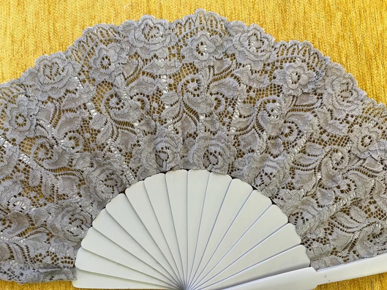Abanico blonda gris perla