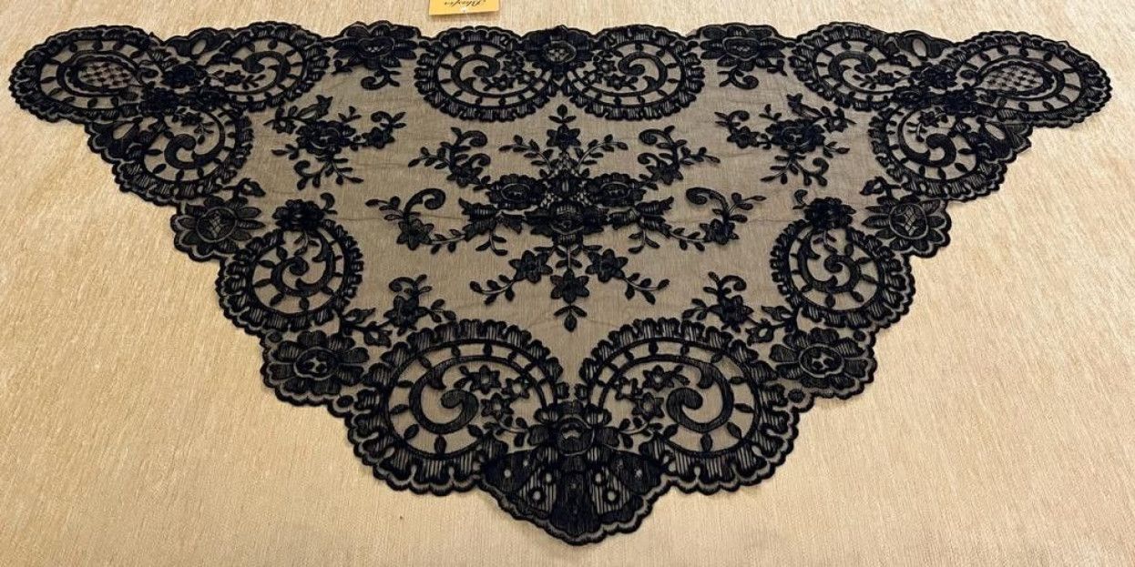 Mantilla Triangular Bordada a Máquina 120 x 60 | Juan Foronda