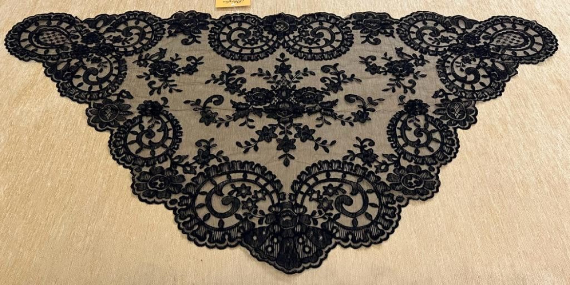 Mantilla Triangular Bordada a Máquina 120 x 60 | Juan Foronda