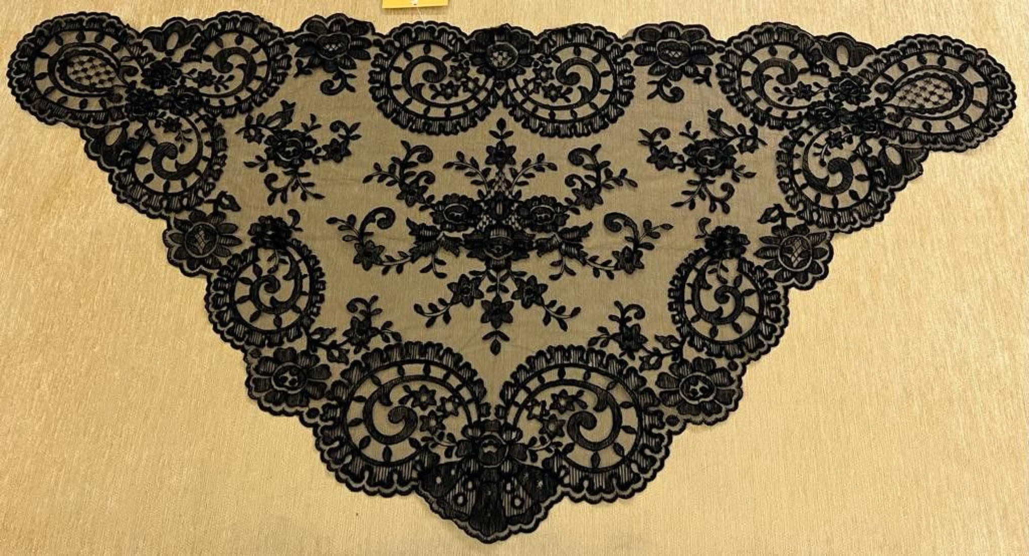 Mantilla Triangular Bordada a Máquina 120 x 60 | Juan Foronda