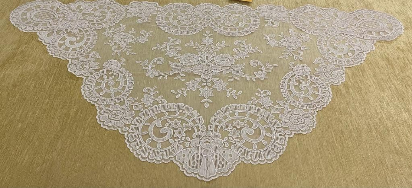 Mantilla Triangular Bordada a Máquina 120 x 60 | Juan Foronda