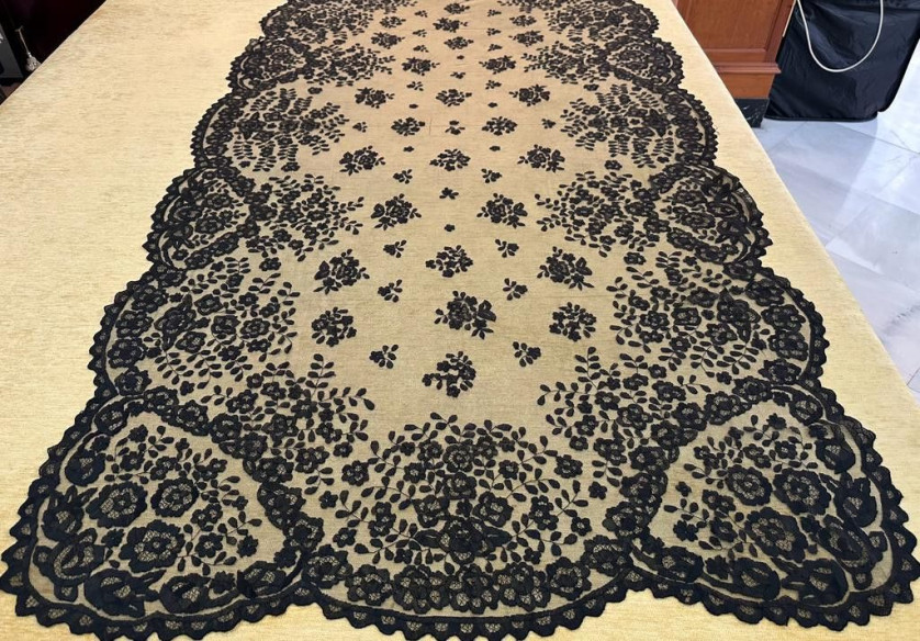 Mantilla bordada a mano seda