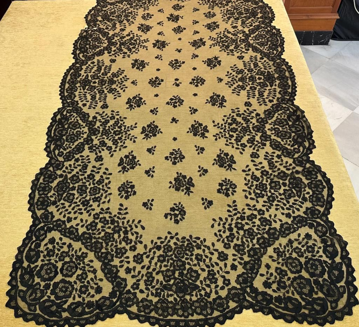 Mantilla bordada a mano seda