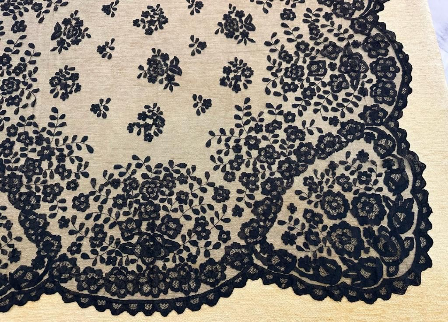 Mantilla bordada a mano seda