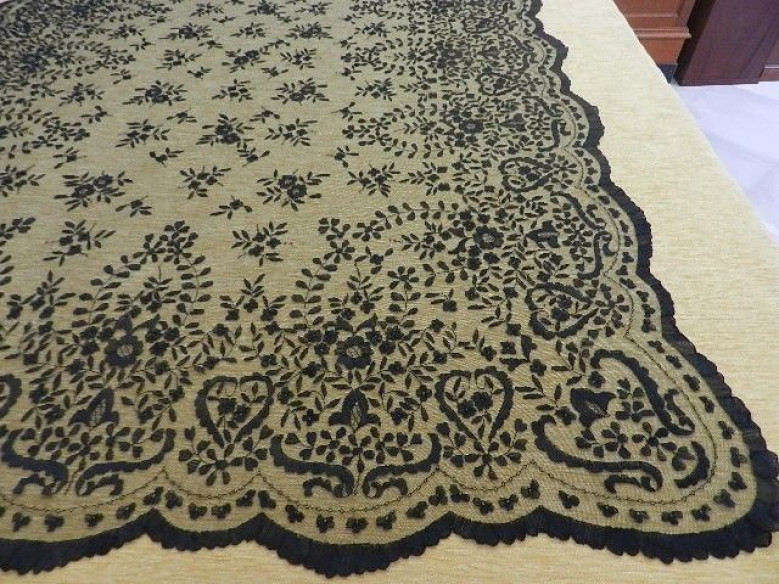 Mantilla bordada a mano en seda 120*240