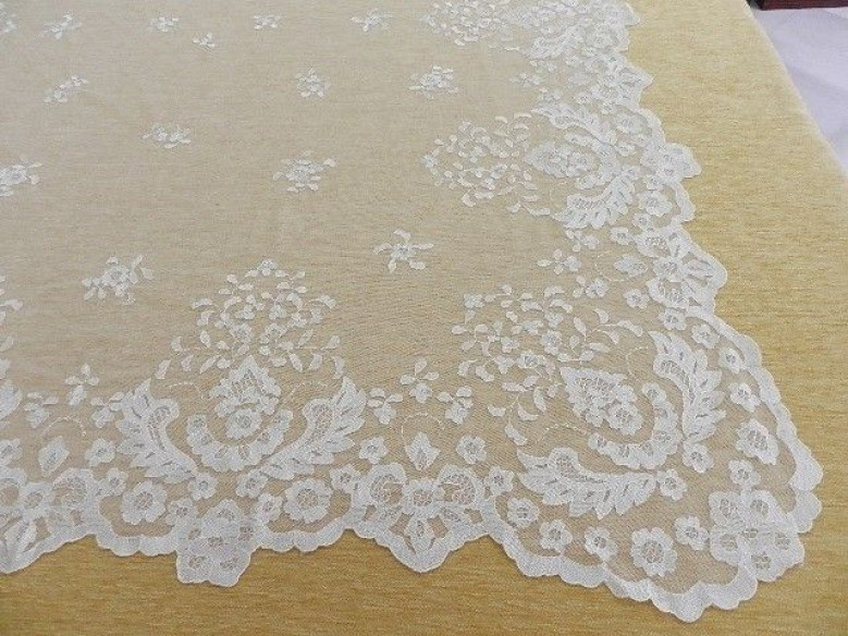 Mantilla bordada a mano en seda 120*240