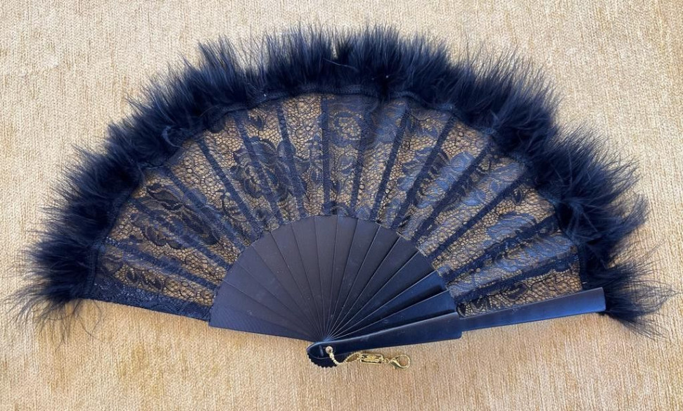Abanico encaje negro con plumas