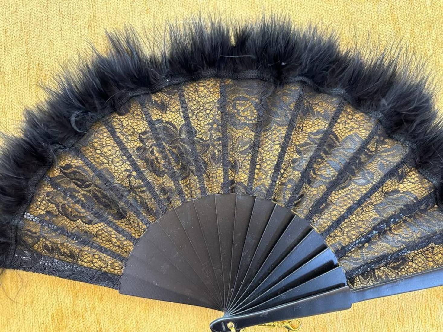 Abanico encaje negro con plumas