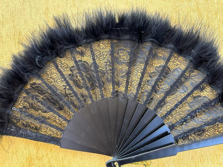 Abanico encaje negro con plumas