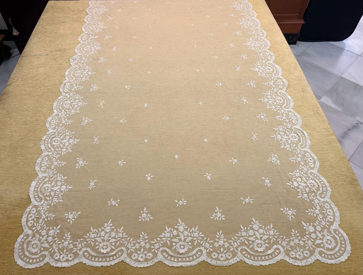 Mantilla mano seda