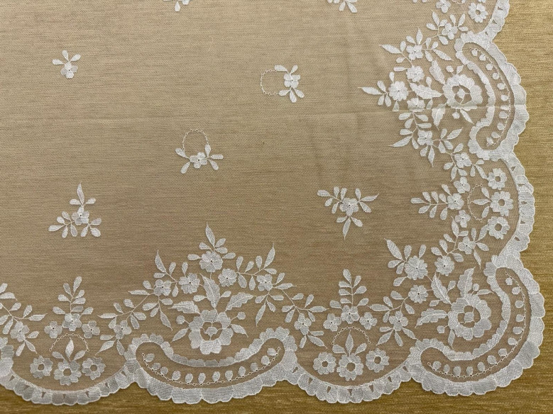 Mantilla mano seda