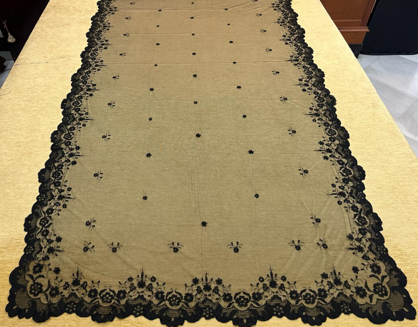 Mantilla mano seda