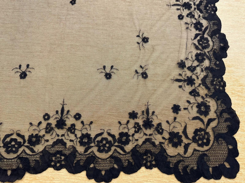 Mantilla mano seda