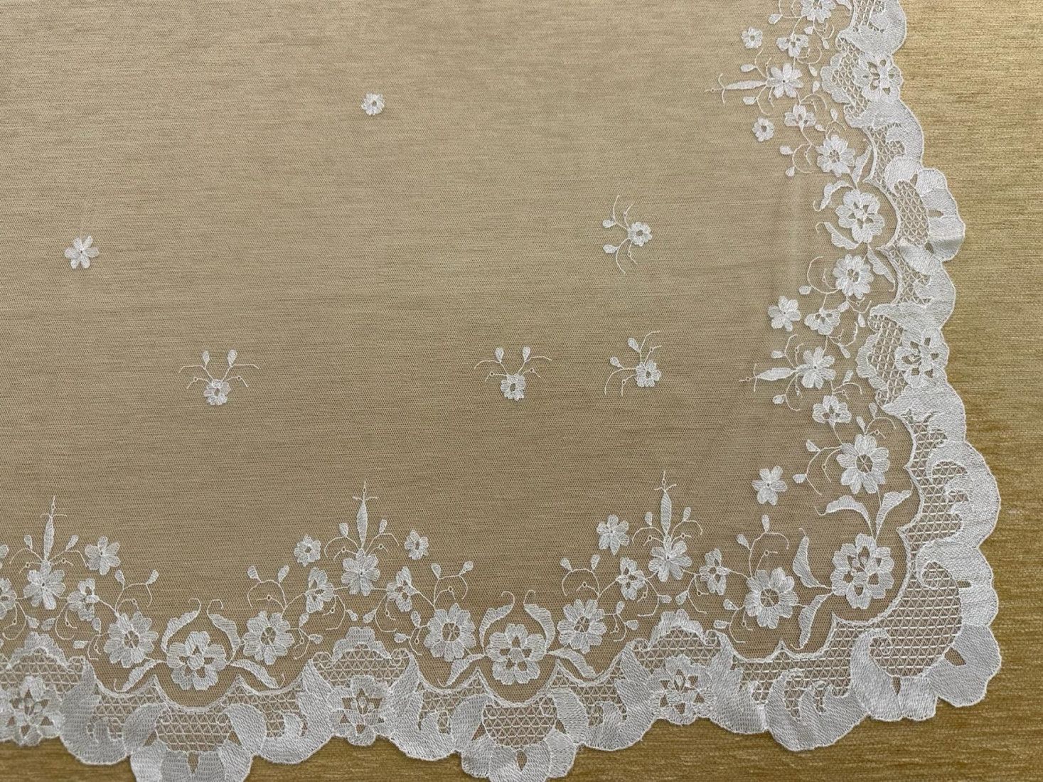 Mantilla mano seda