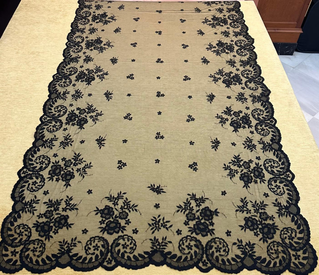 Mantilla mano seda