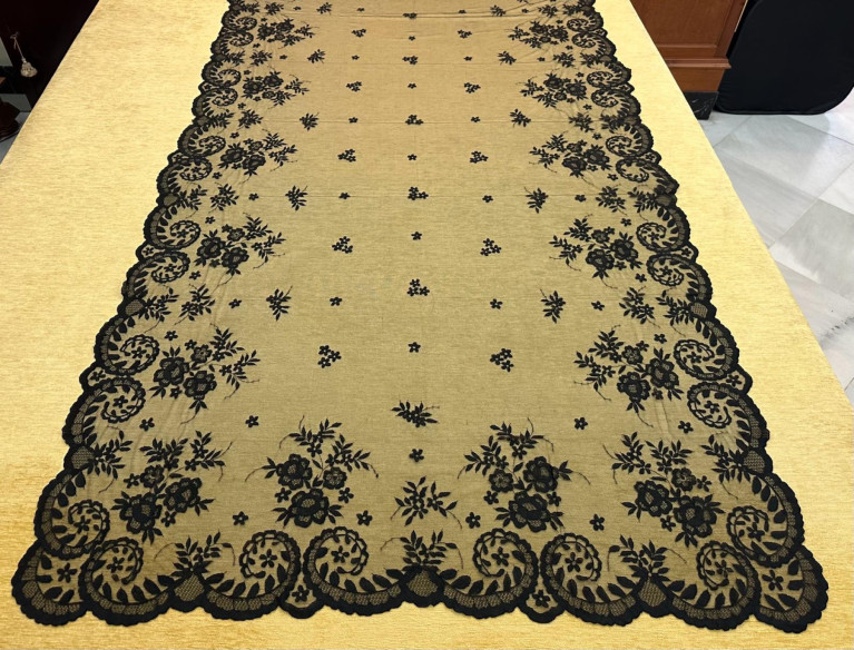 Mantilla mano seda