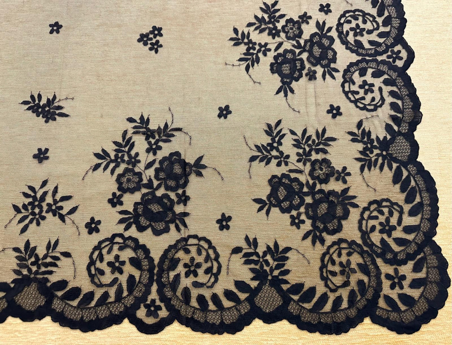 Mantilla mano seda