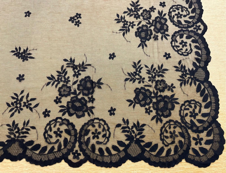 Mantilla mano seda