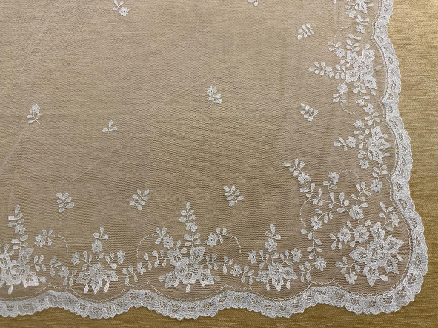Mantilla mano seda
