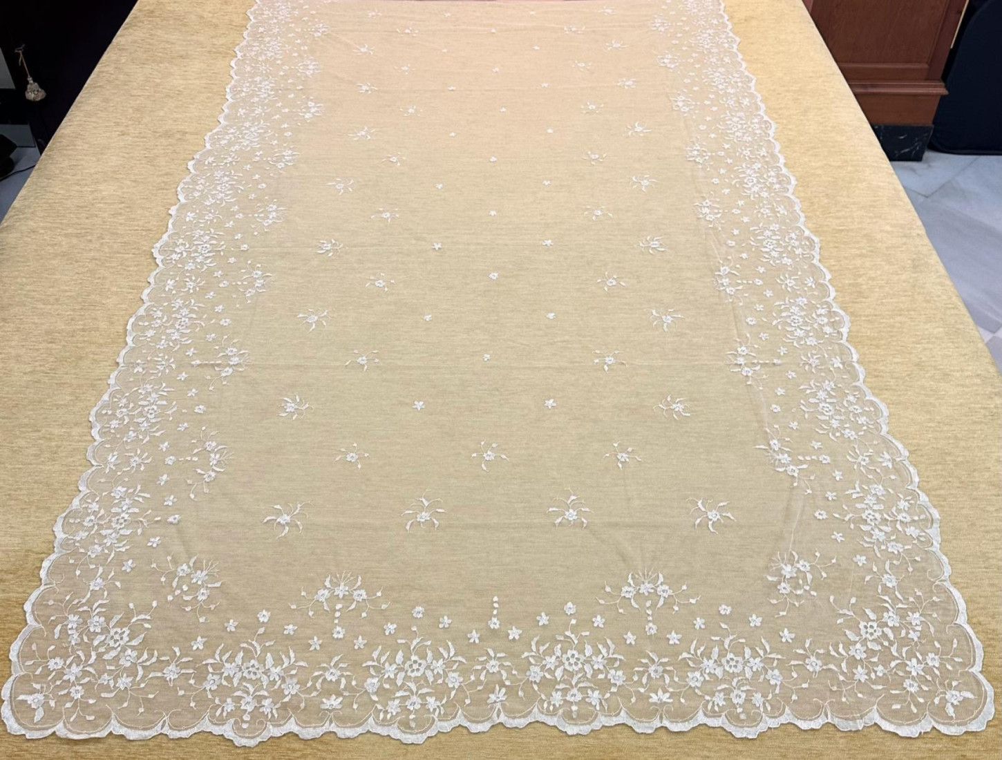 Mantilla mano seda