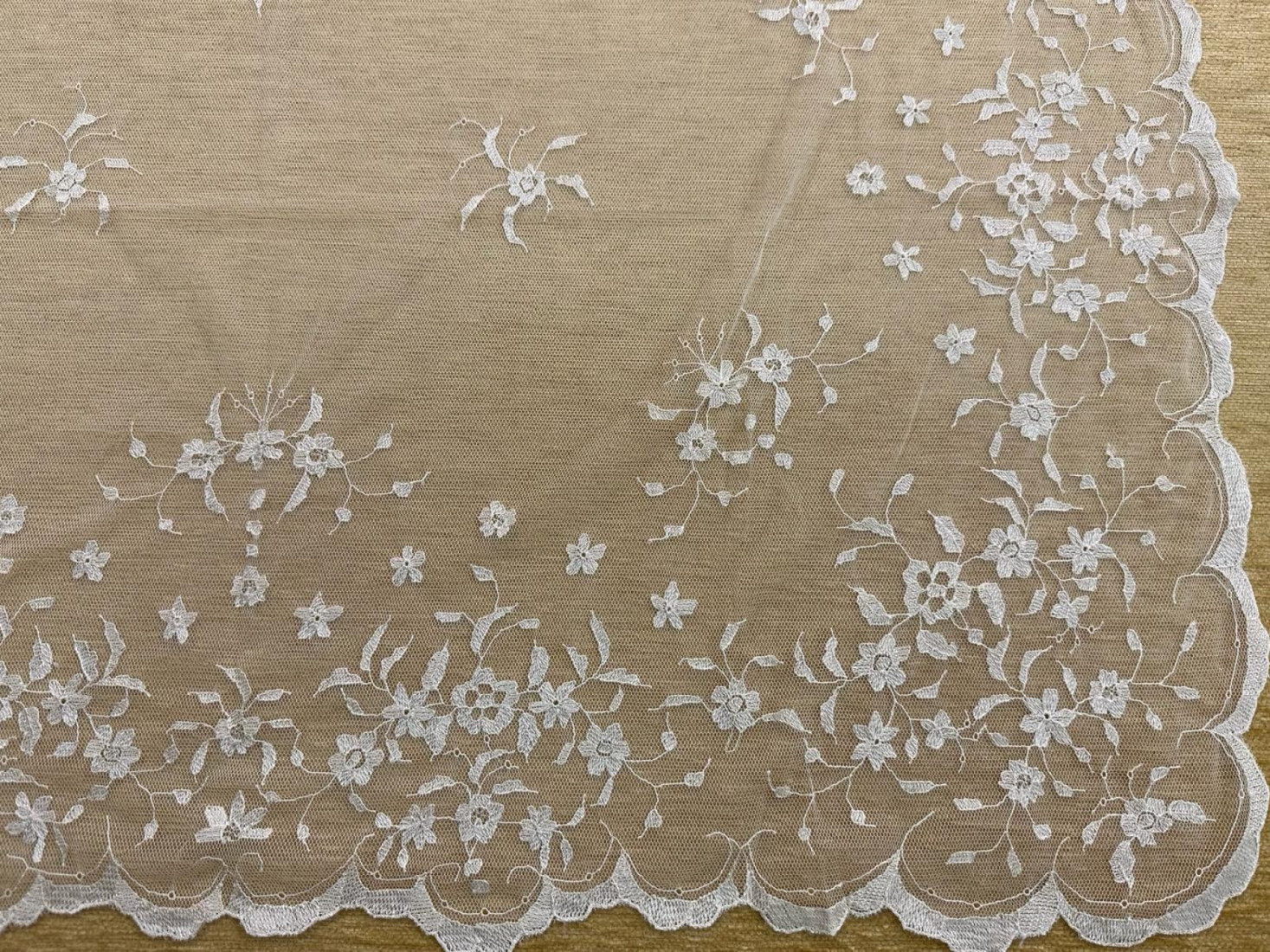 Mantilla mano seda