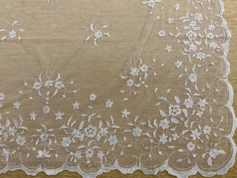 Mantilla mano seda