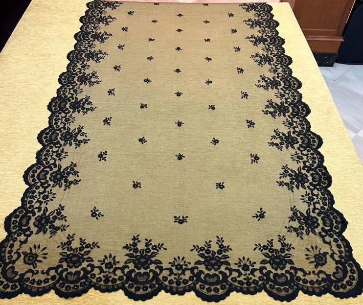 Mantilla mano seda
