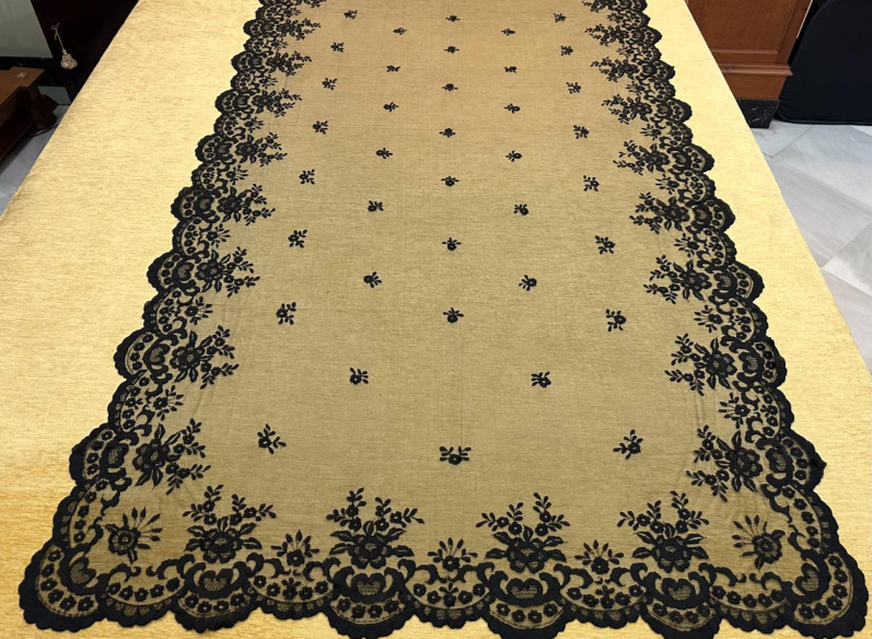 Mantilla mano seda