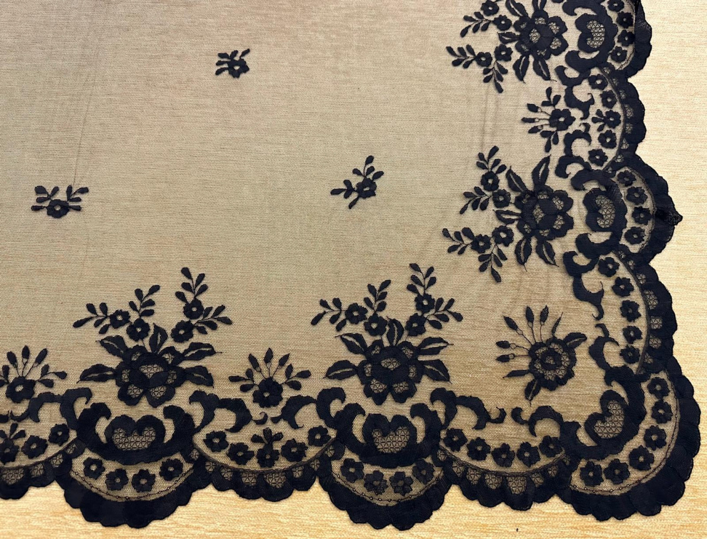 Mantilla mano seda