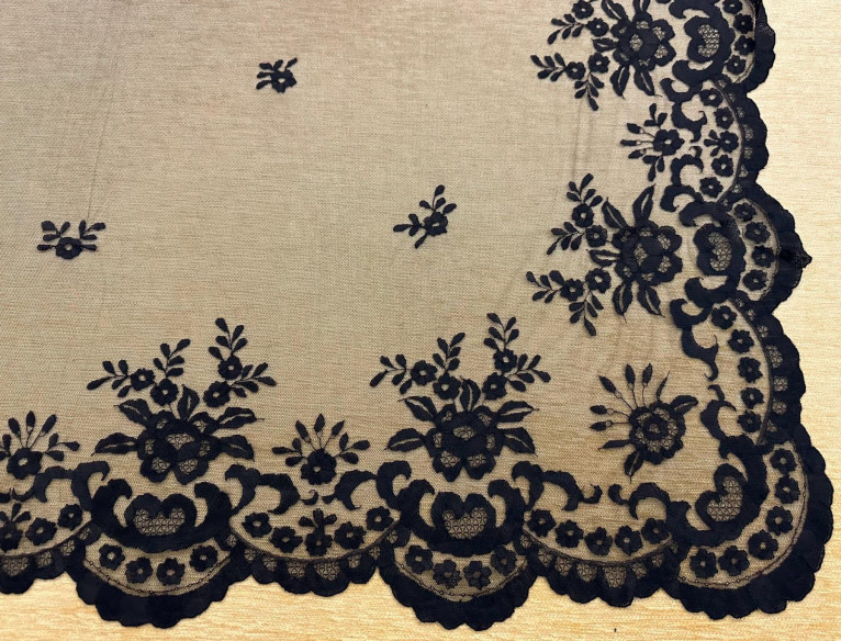 Mantilla mano seda