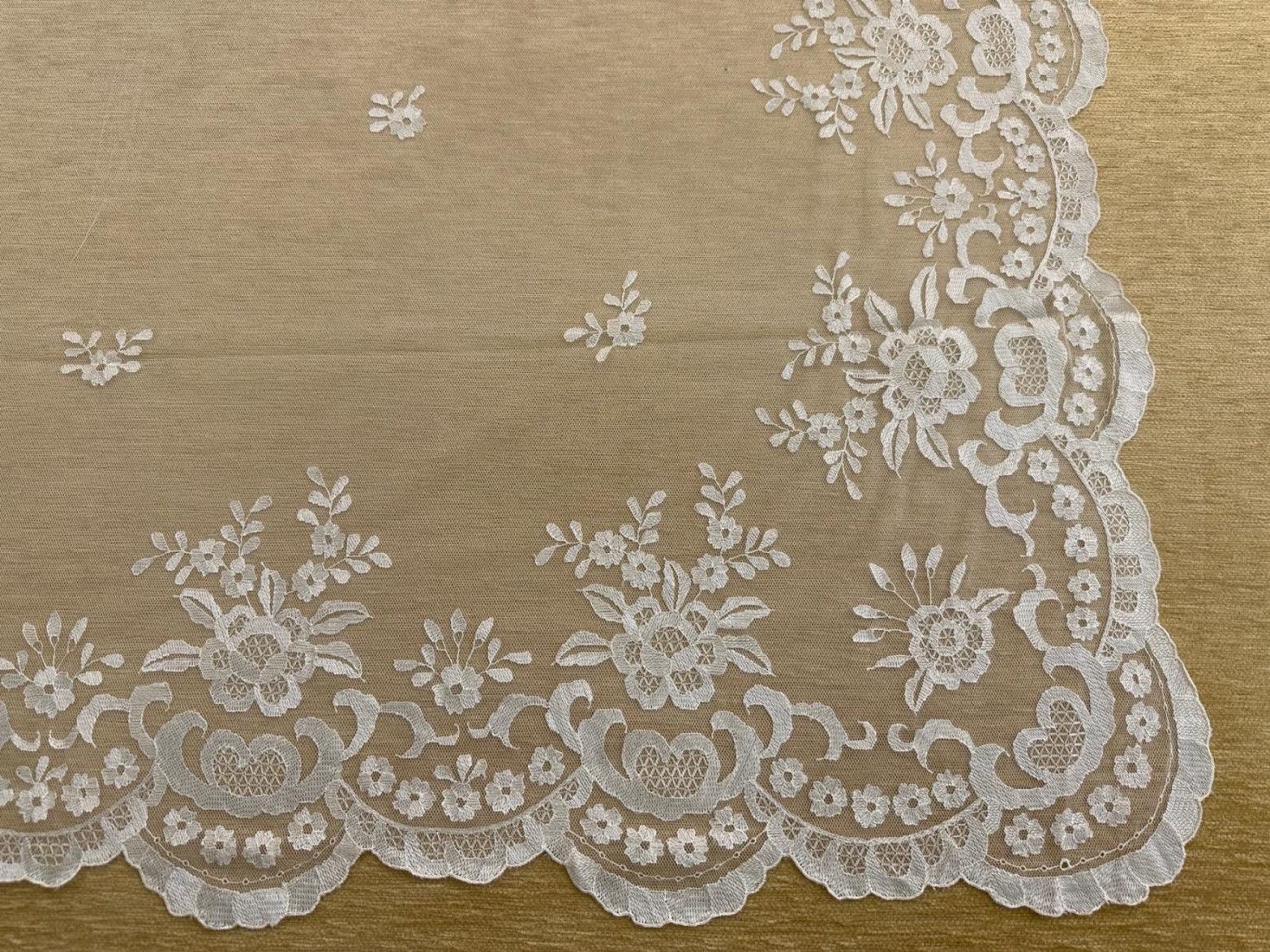 Mantilla mano seda