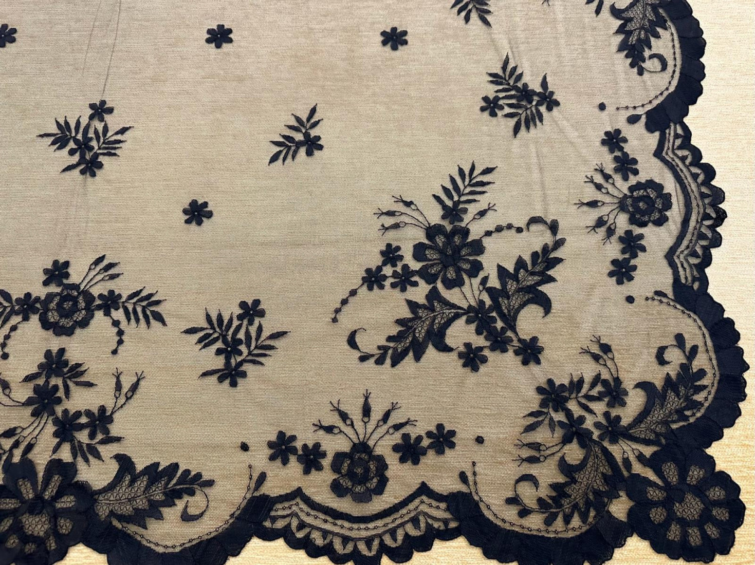 Mantilla mano seda