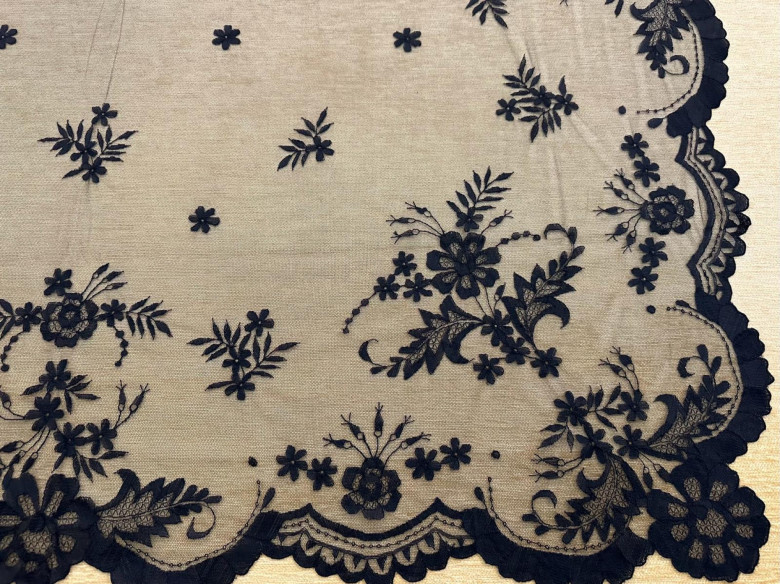 Mantilla mano seda