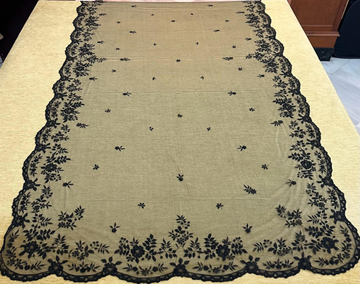 Mantilla mano seda